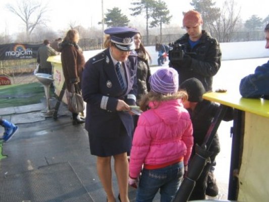 Poliţiştii constănţeni au împărţit flyere la Patinoarul din cadrul Palatului Copiilor